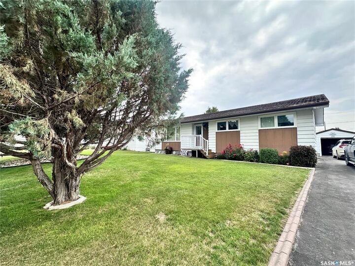 Property Photo:  214 Edwards Street  SK S0G 4V0 