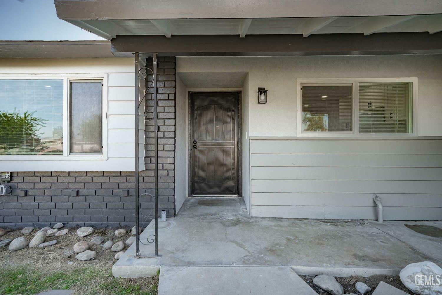 Property Photo: 5909 Ream Way CA 93307