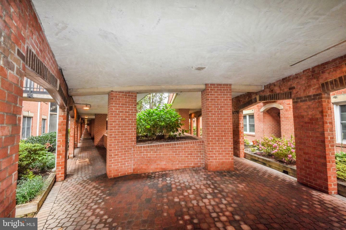 Property Photo: 6924 Fairfax Drive 100 VA 22213