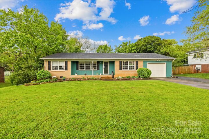 Property Photo:  1204 Meadowood Drive  NC 28150 