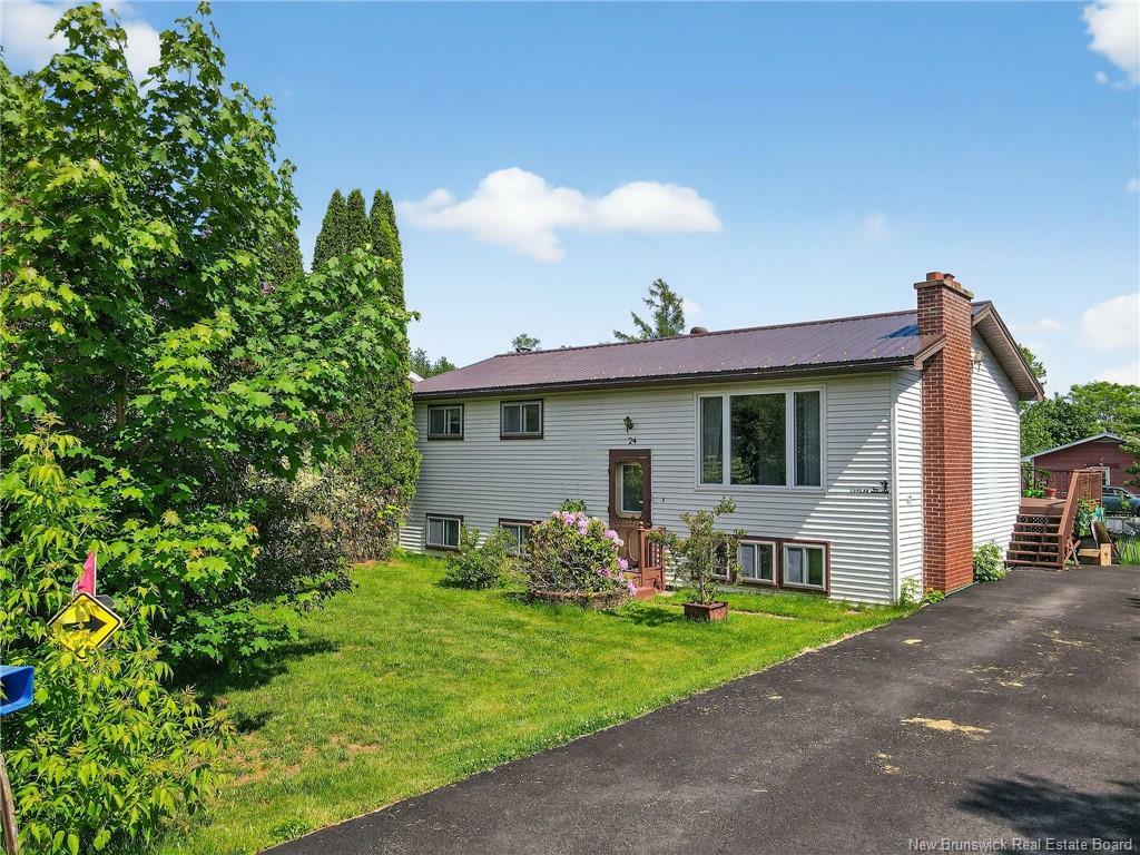 Photo de la propriété: 24 Chestnut Crescent NB E1G 2S4