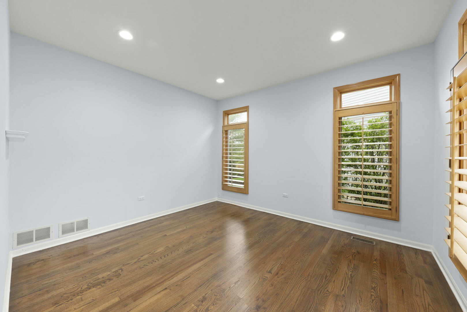 Property Photo: 824 High Ridge Court IL 60561