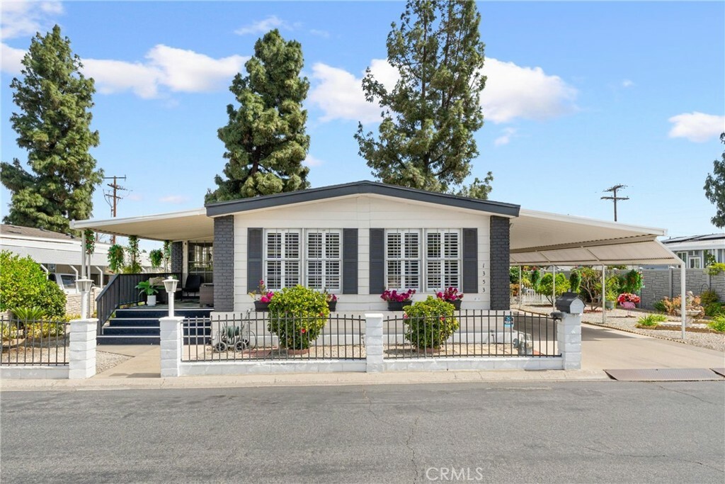 Property Photo: 1353 Shadowglen Way CA 92882