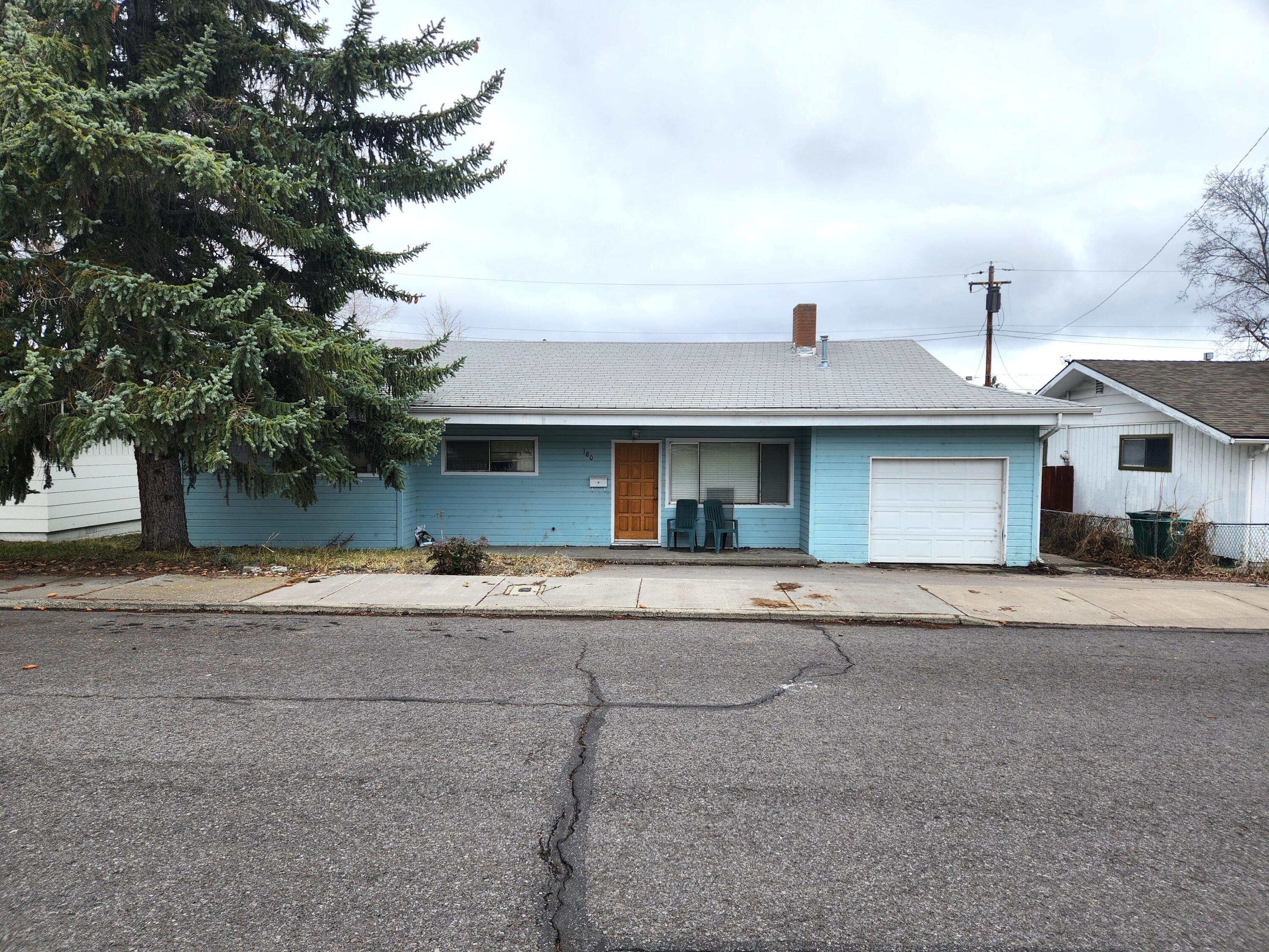 Property Photo: 180 Dahlia Street OR 97601