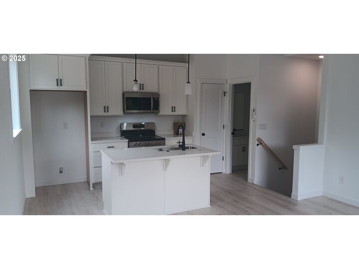 Property Photo: 225 SW Sternwheeler Dr OR 97014