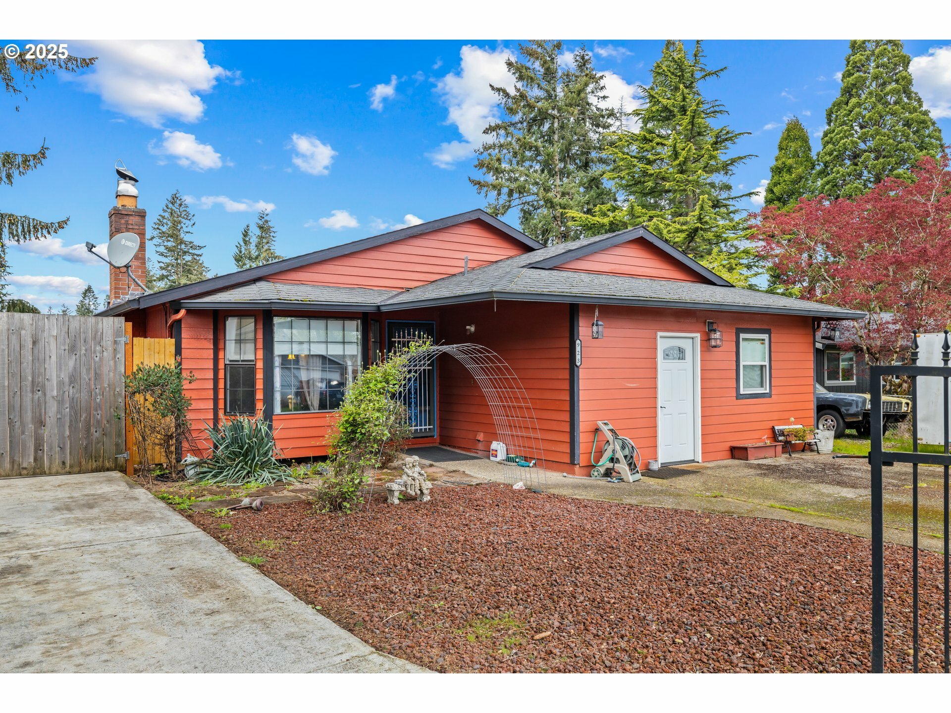 Property Photo: 923 NE 193rd Ave OR 97230