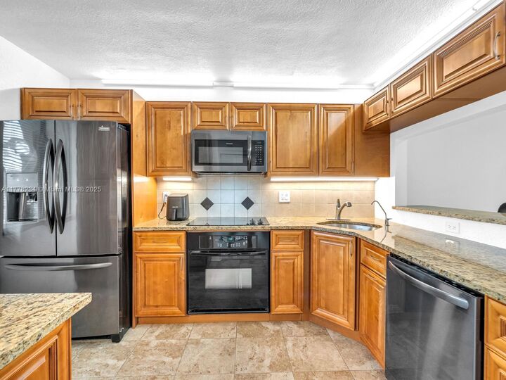 Property Photo: 398 Lakeview Dr 205 FL 33326