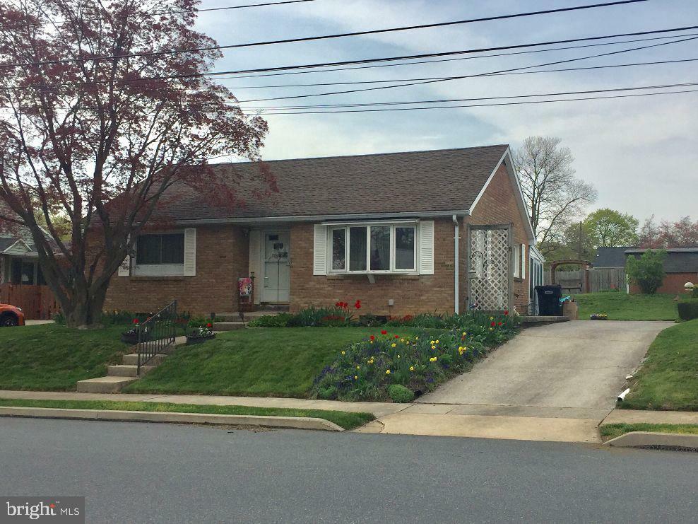 Property Photo:  803 W Oak Street  PA 17078 