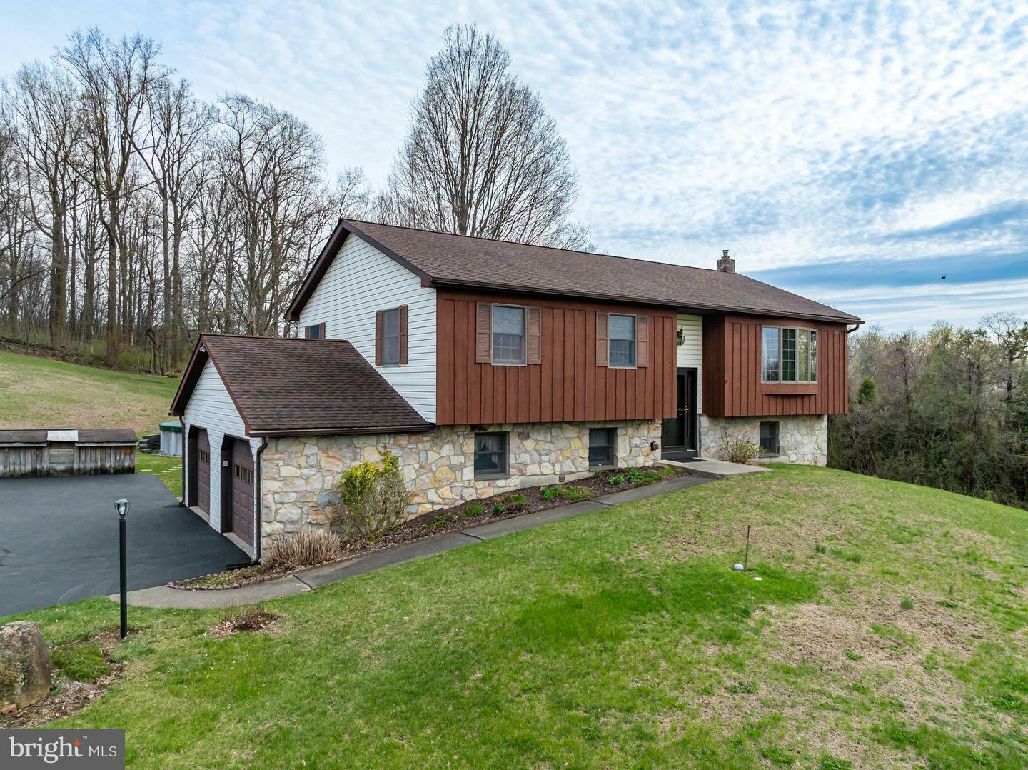 Property Photo: 140 Fredericksville Road PA 19539