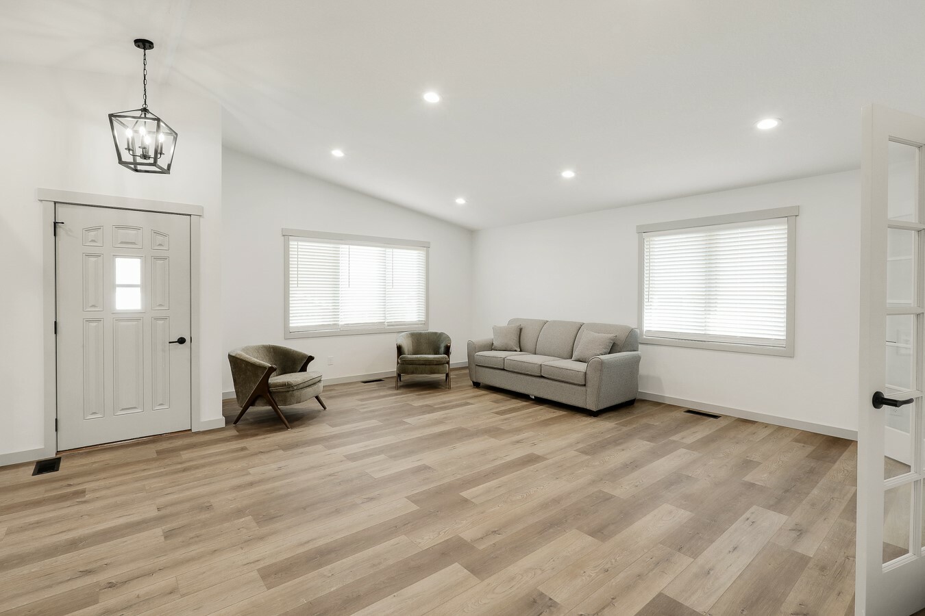 Property Photo: 1009 E 6th Street IA 50219