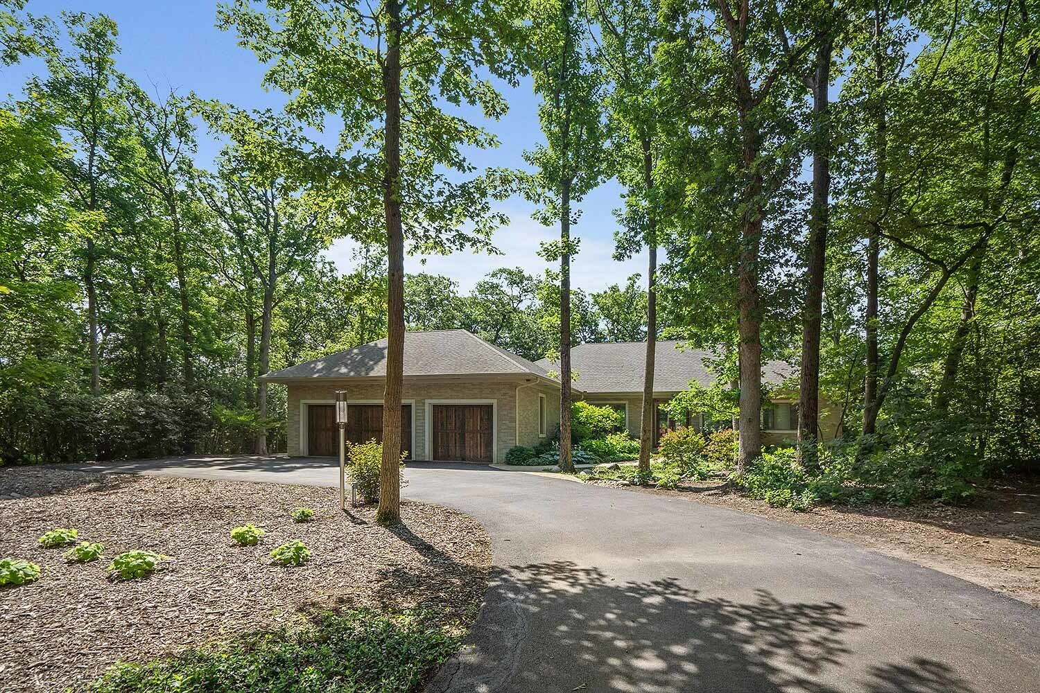 Property Photo: 1340 Edgewood Lane IL 60062