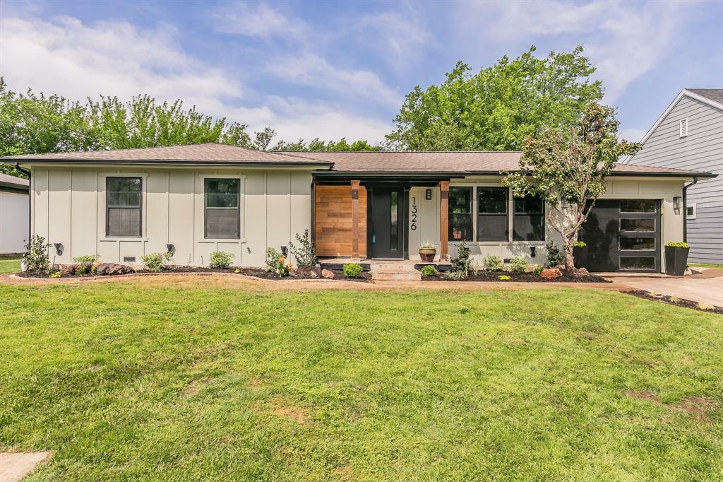 Property Photo: 1326 S Pine Street TX 76051