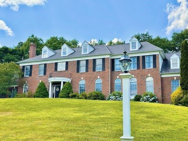 Property Photo: 6 Everett Circle MA 01748
