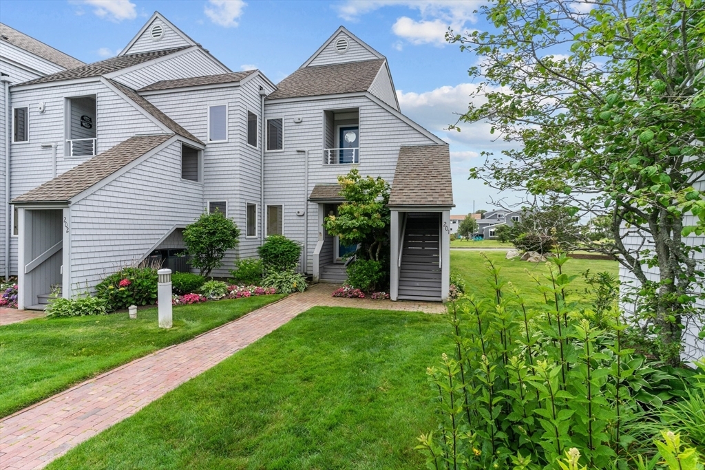 Property Photo:  201 Bellevue Ct 201  RI 02882 