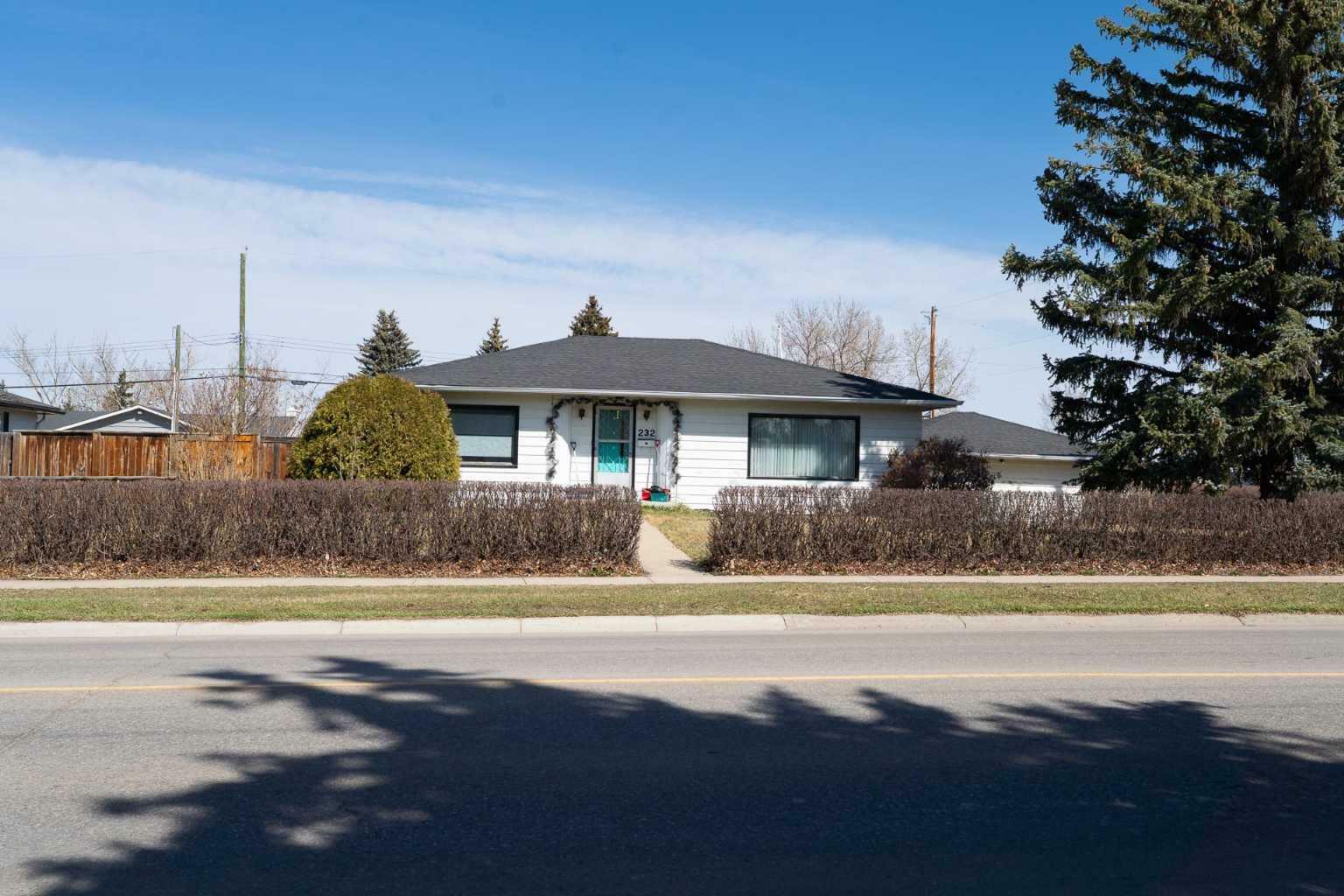 Photo de la propriété: 232 1 Avenue NE AB T4B 0R4