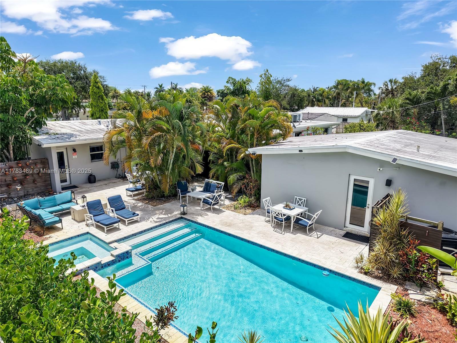 Property Photo: 1621 N Victoria Park Rd FL 33305