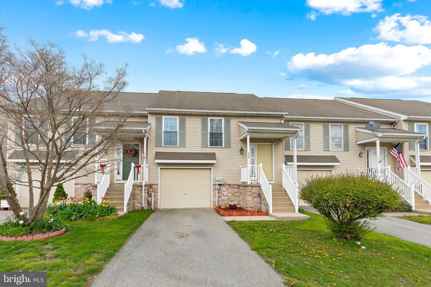 Property Photo: 982 Sterling Place PA 17603