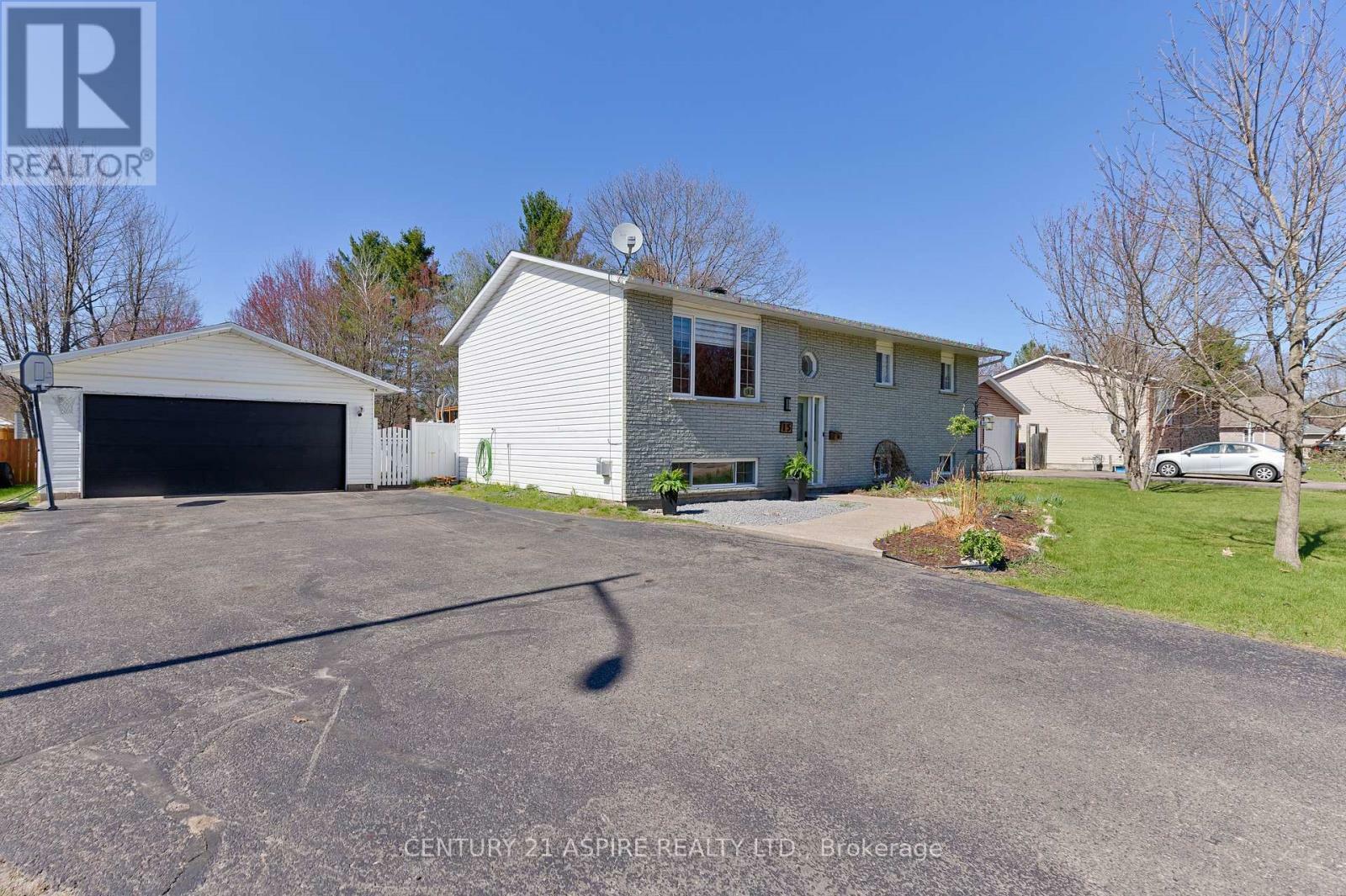 Property Photo: 15 Ravenwood Crescent ON K8H 3M9