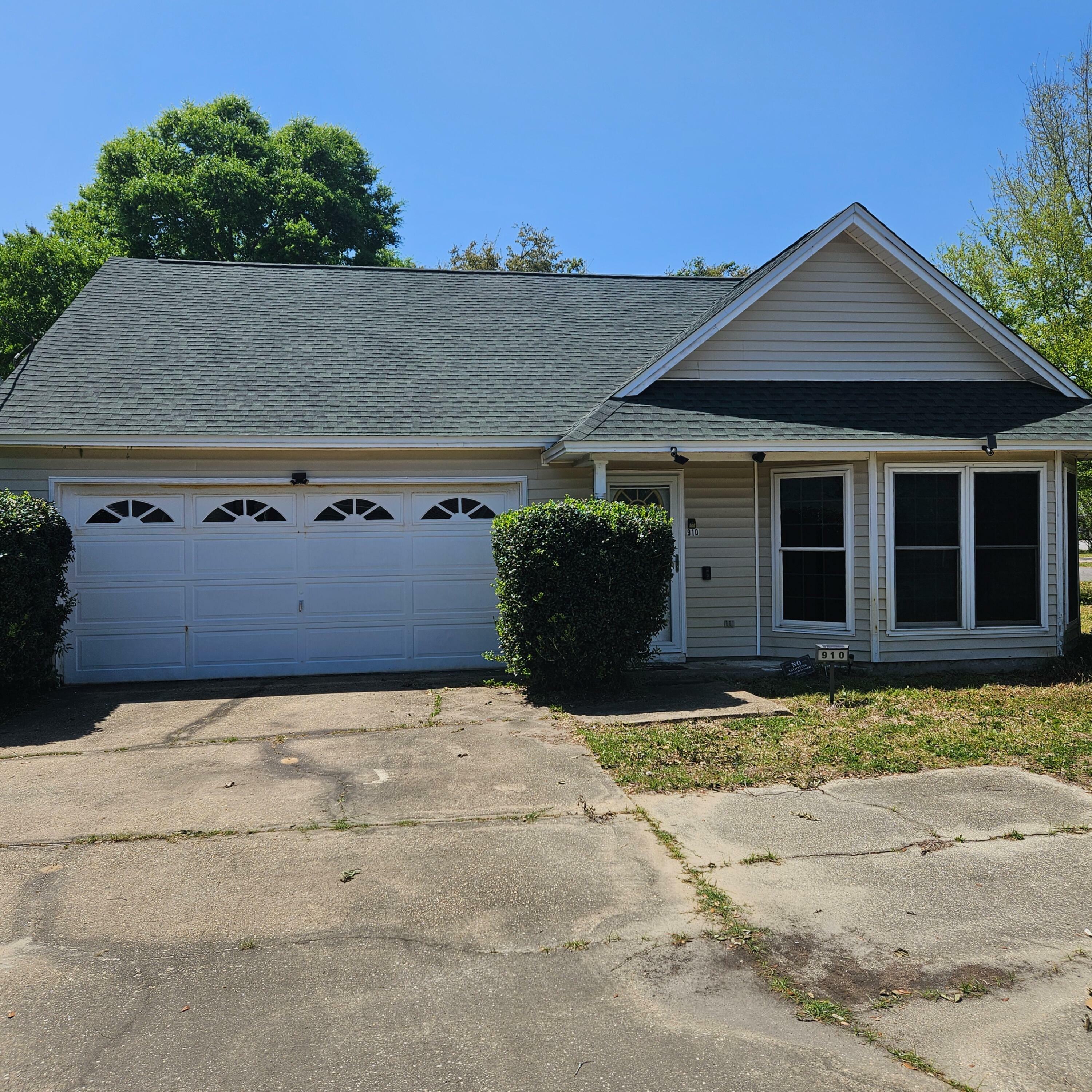 Property Photo: 910 Elizabeth Lane FL 32579