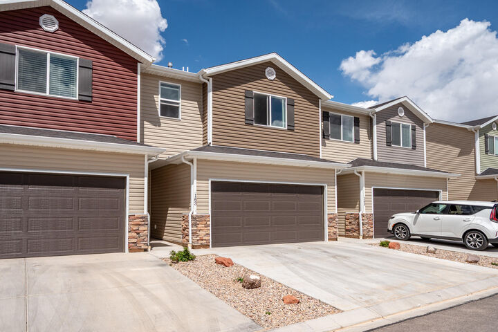 Property Photo: 163 E 3100 N UT 84721