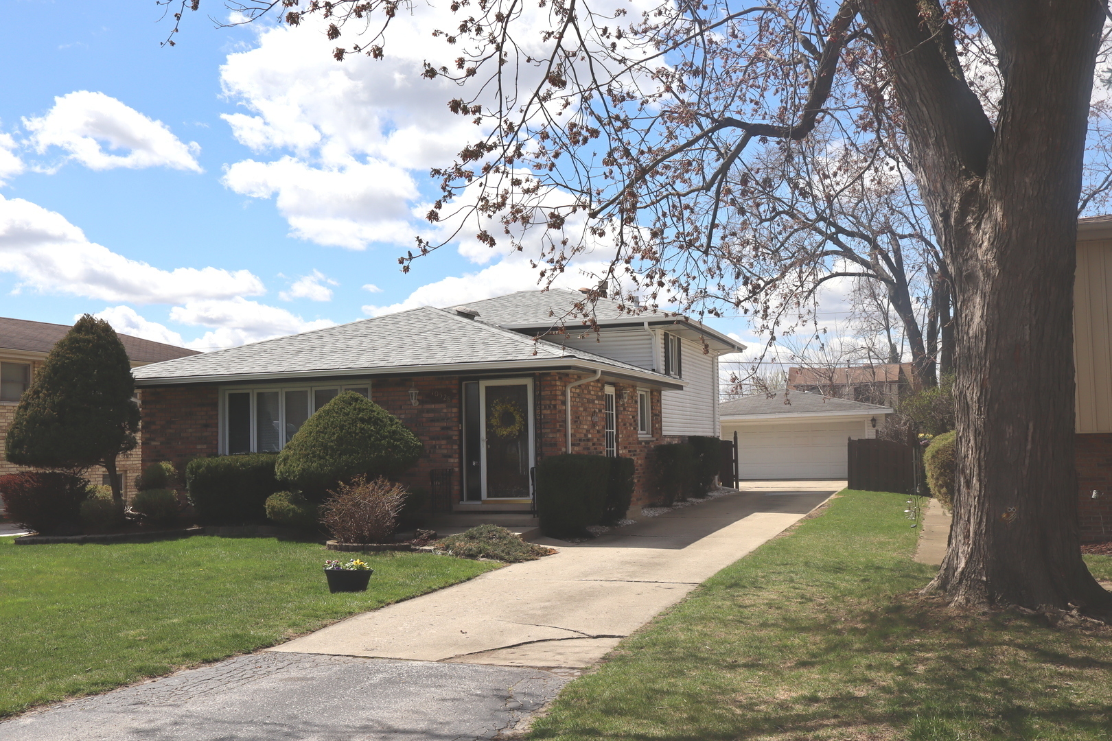 Property Photo: 10528 S 81st Court IL 60465