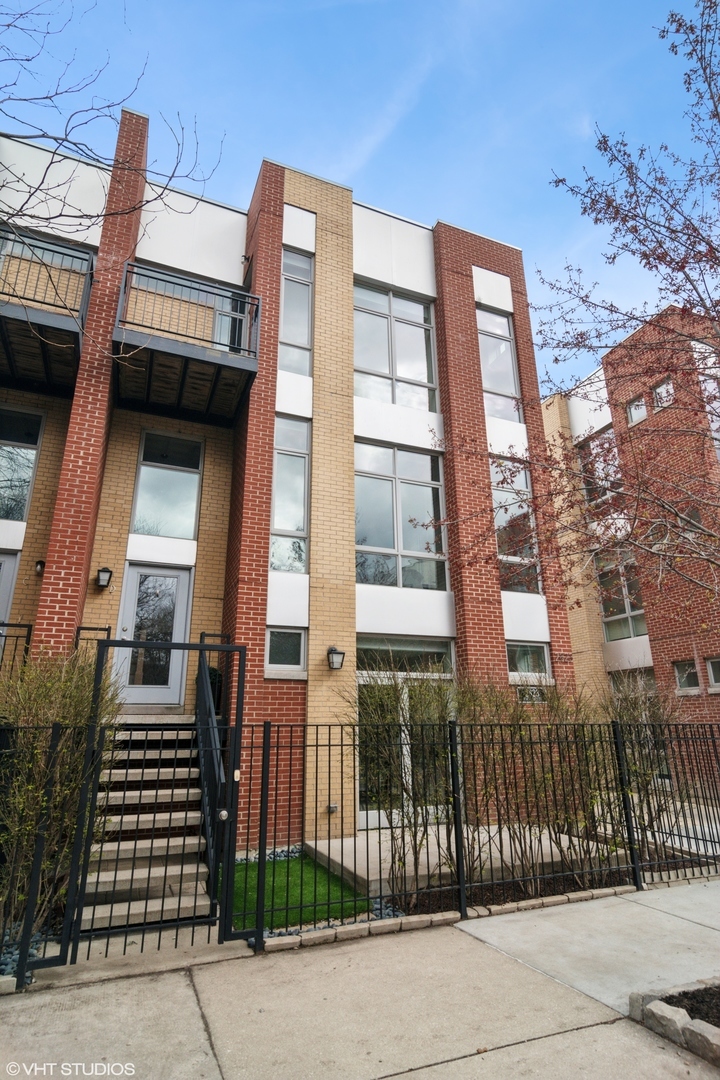 Property Photo: 2823 N Oakley Avenue D IL 60618