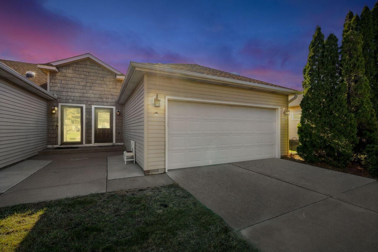 Property Photo: 1913 Eastridge Court MN 55082