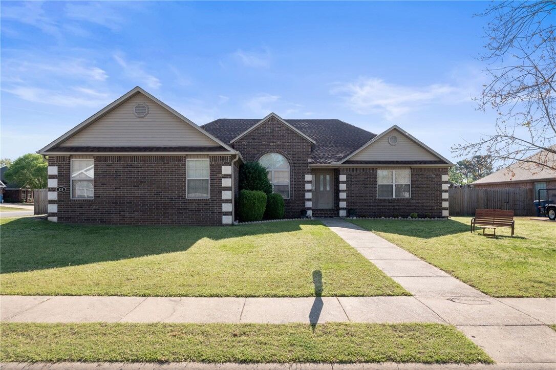 Property Photo:  826 Lynn Drive  AR 72751 