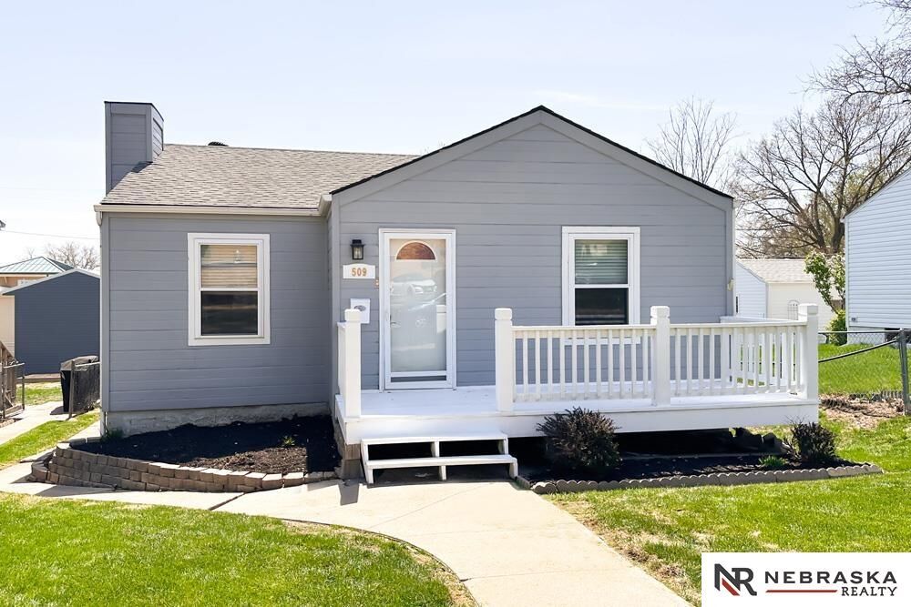 Property Photo: 509 W 22nd Avenue NE 68005-5051