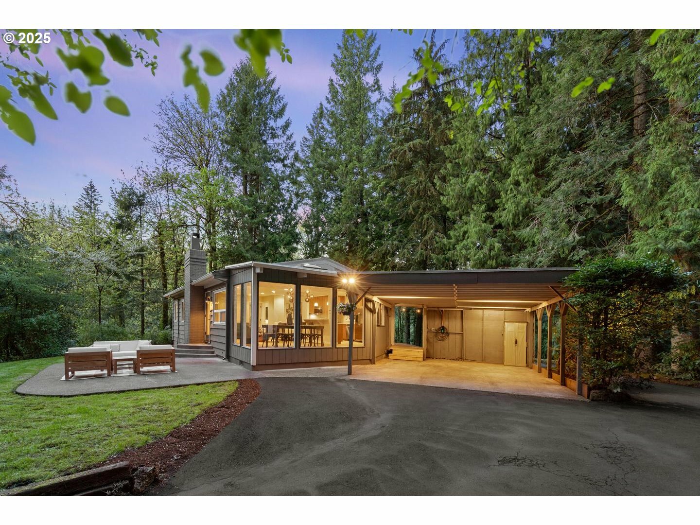 Property Photo: 4200 W Burnside Rd OR 97210
