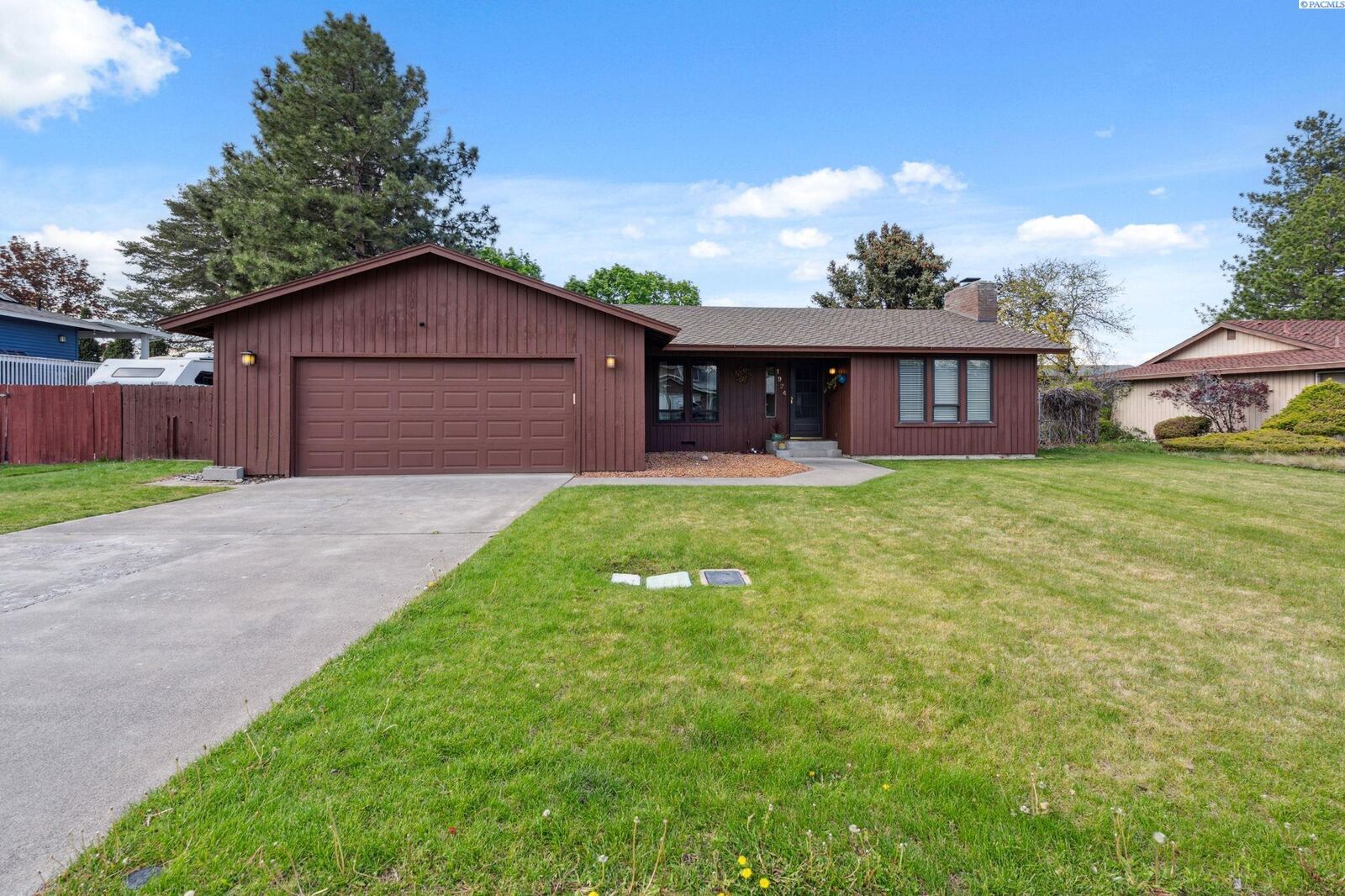 Property Photo:  1924 Cypress Pl  WA 99354 