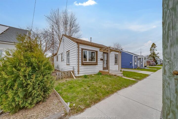 Photo de la propriété: 16 McNaughton Avenue ON N8A 1R8