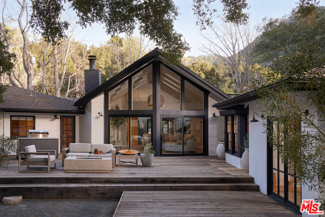 Property Photo: 521 Live Oak Circle Dr CA 91302