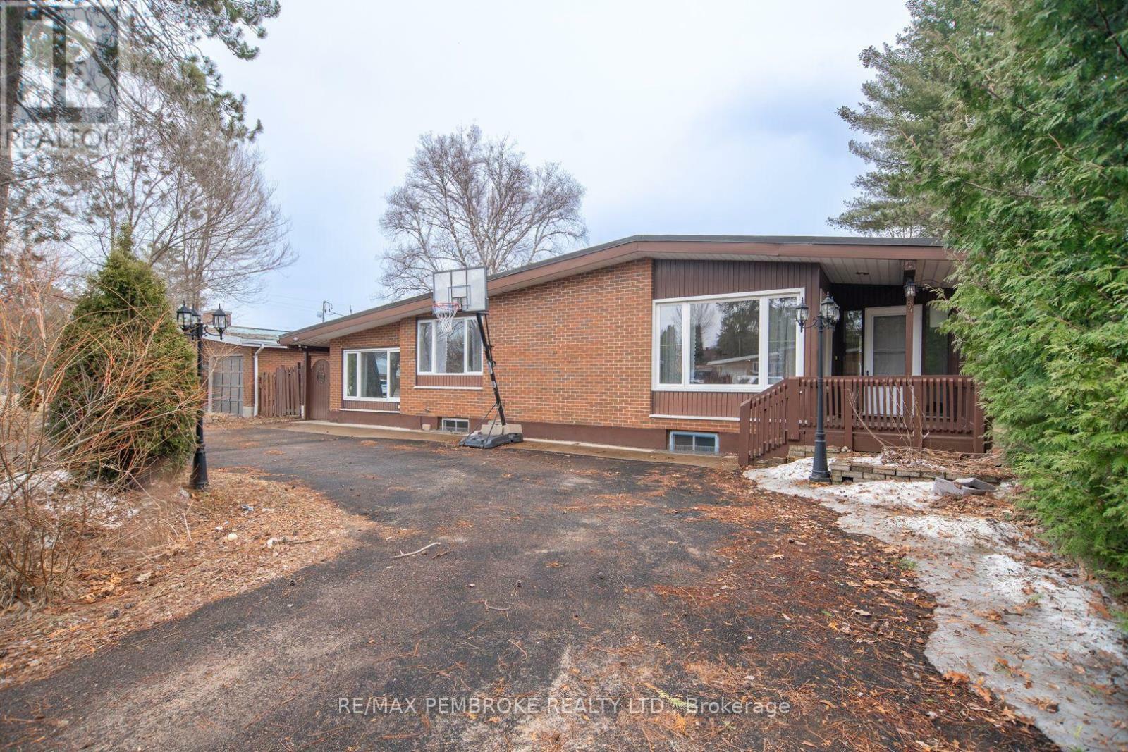 Property Photo: 84 Frontenac Crescent ON K0J 1P0