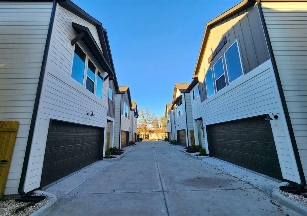 Property Photo: 615 Northew Street E TX 77091