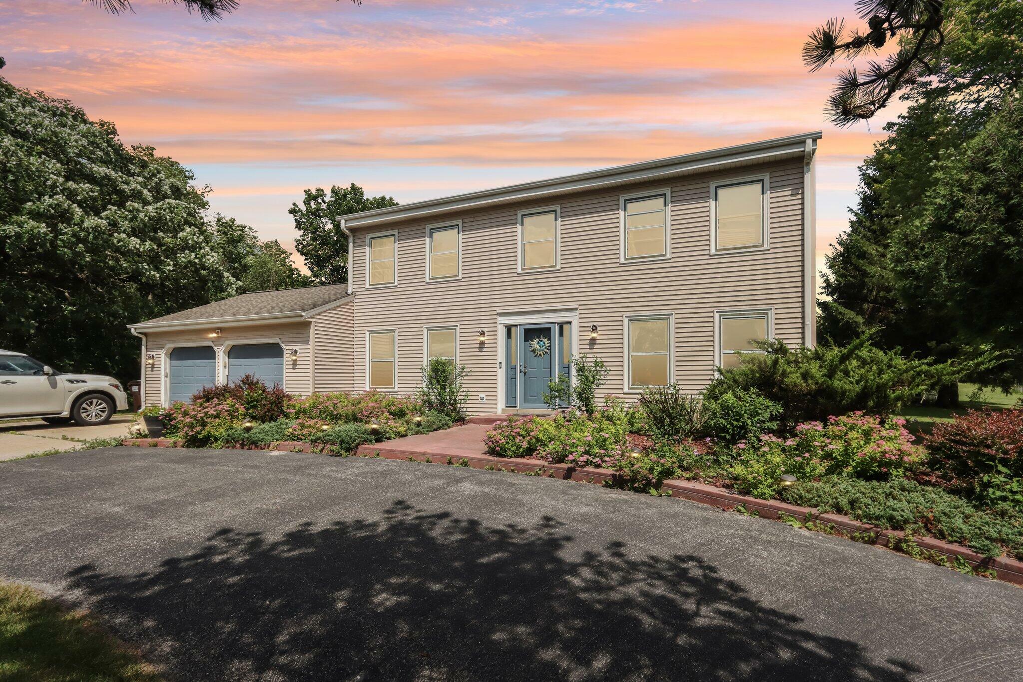 Property Photo: W335s5022 Fox Hollow Dr WI 53118