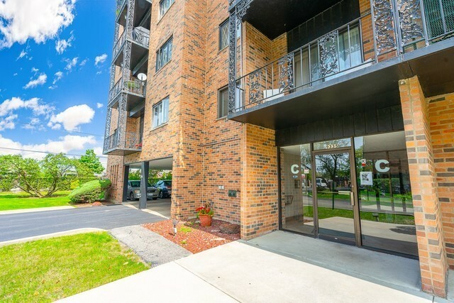 Property Photo: 9335 Landings Lane 202 IL 60016