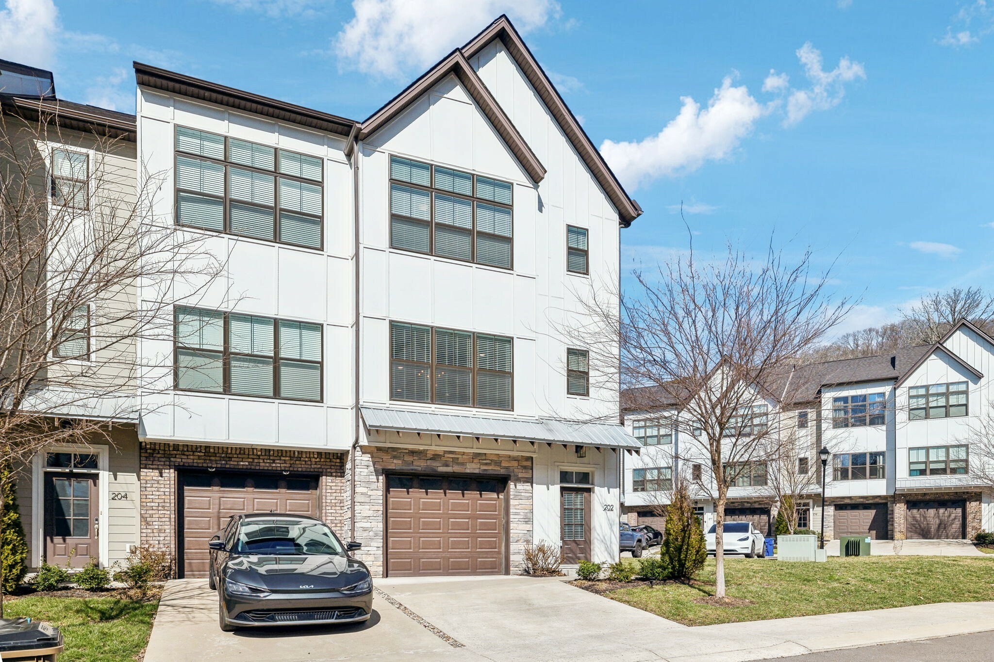Property Photo: 202 Stonecrest Cir TN 37209