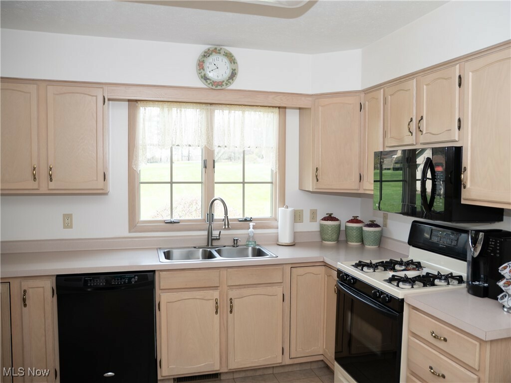 Property Photo: 5481 Walnut Grove Circle OH 44471
