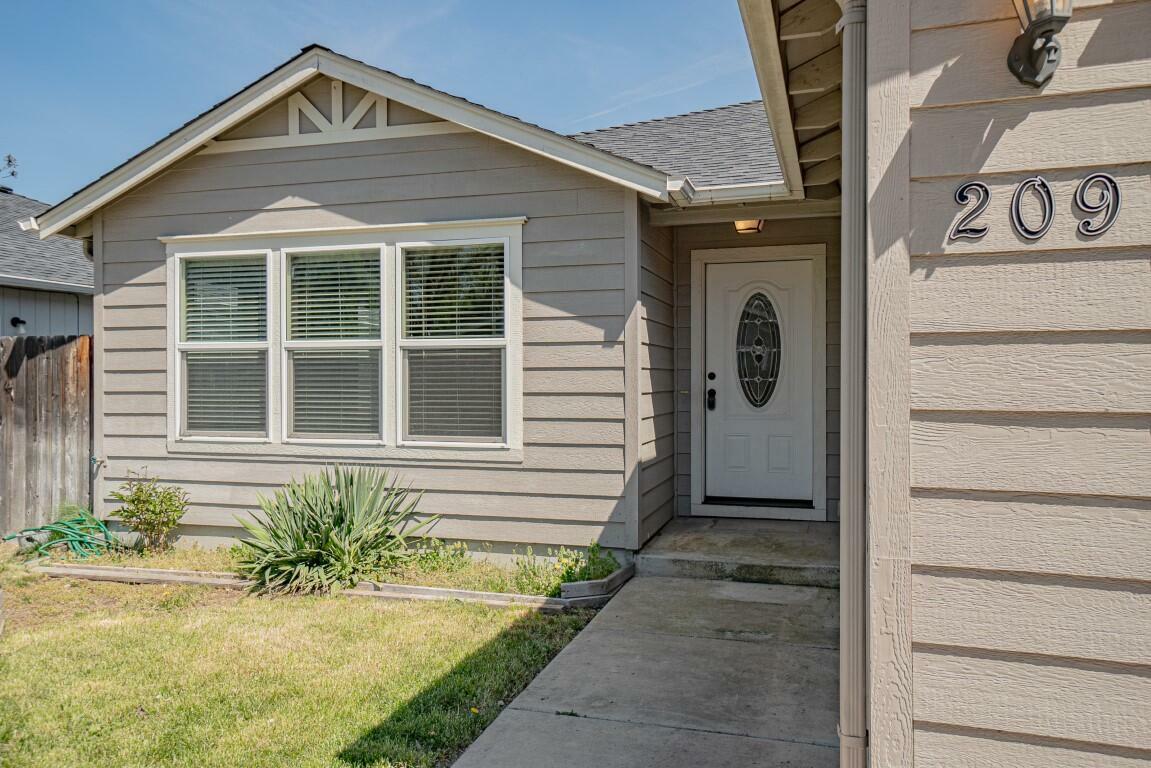 Property Photo:  209 Reanna Way  OR 97501 