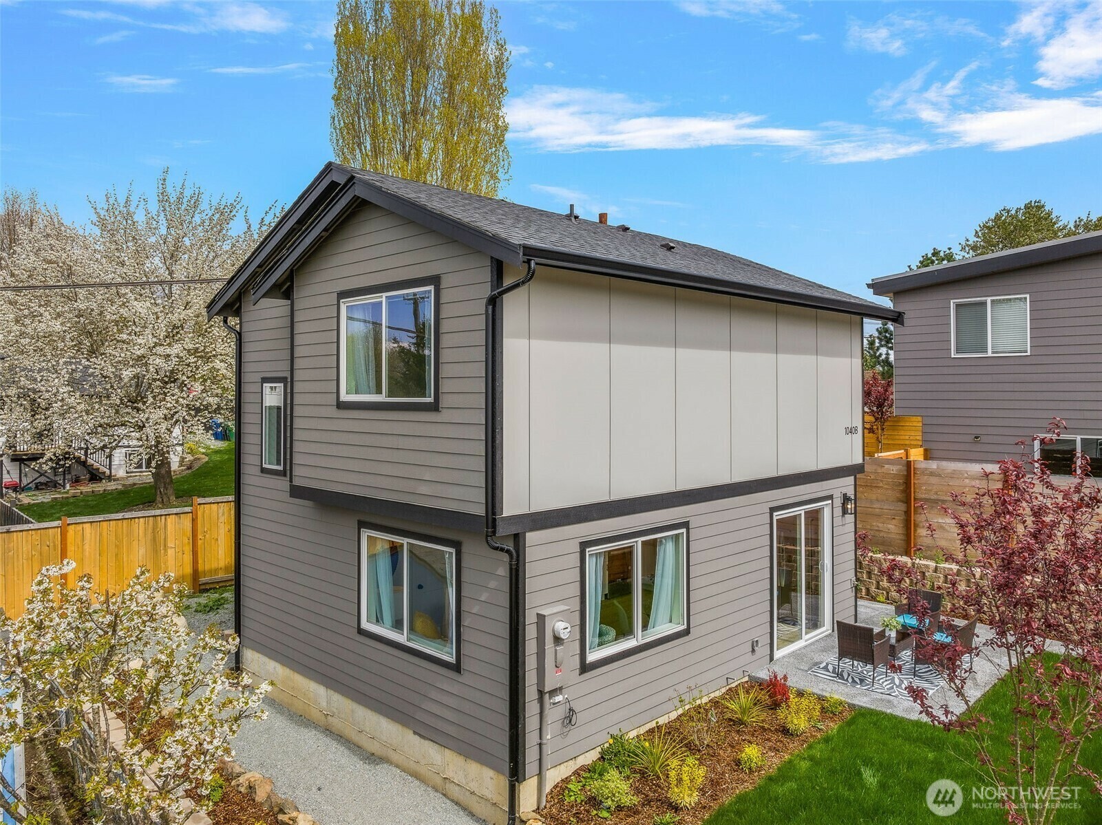 Property Photo:  1040 S Director Street B  WA 98108 