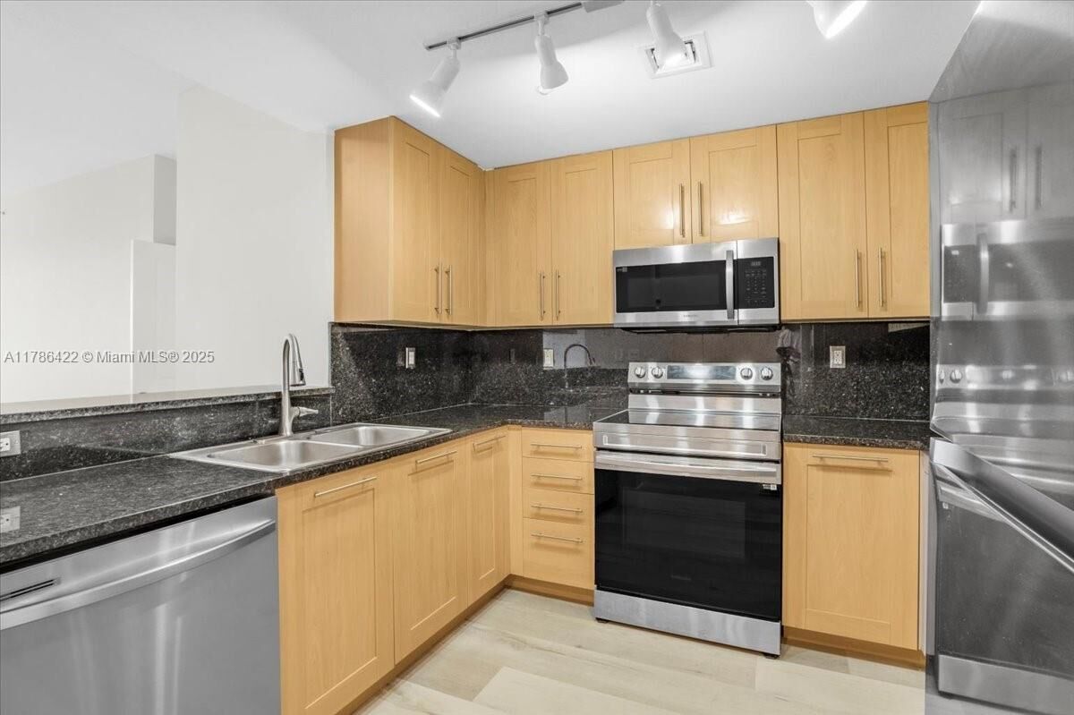 Property Photo:  511 SE 5th Ave 2109  FL 33301 