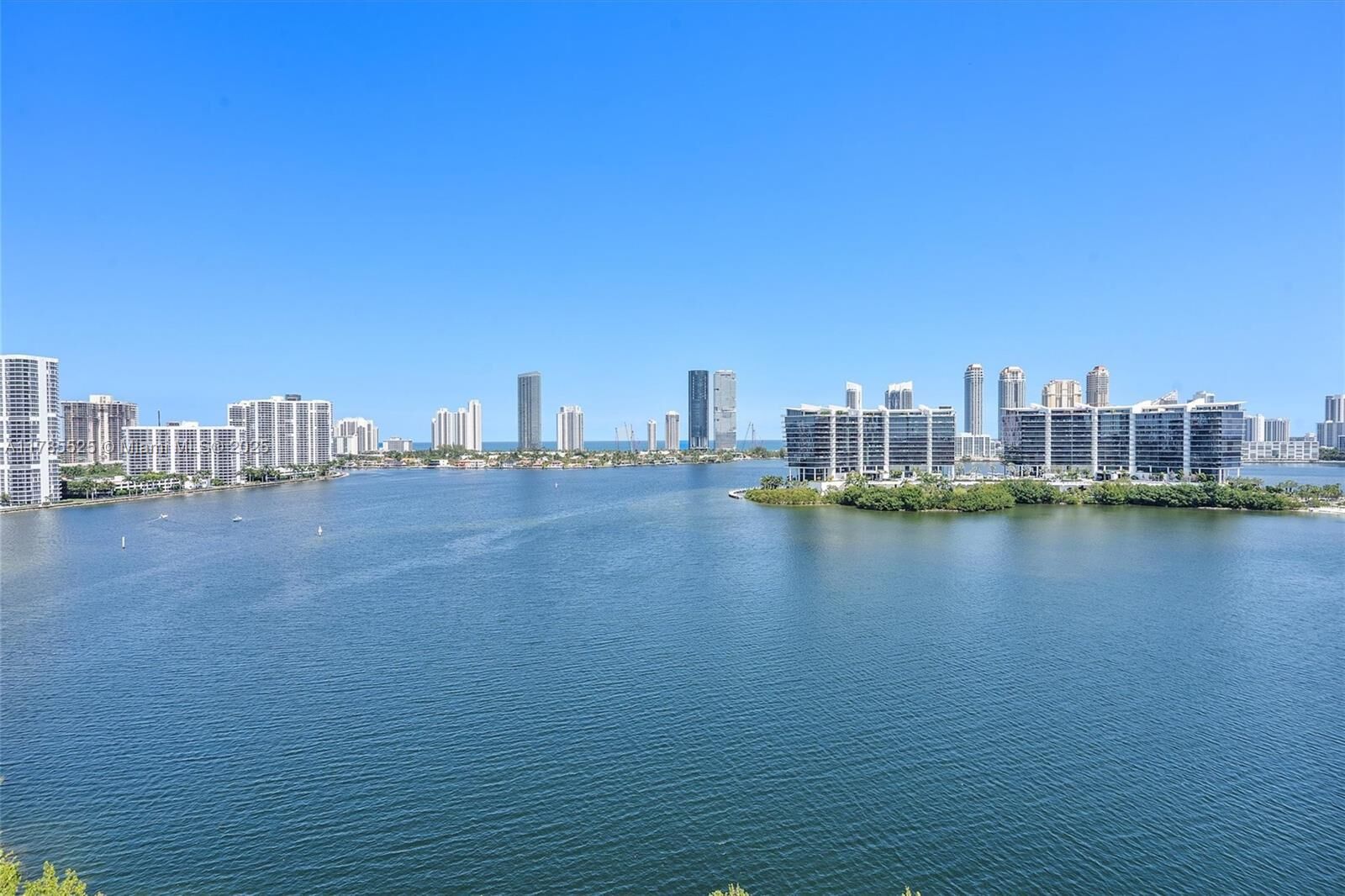 Property Photo:  3300 NE 188th St Uph15 + Roof Top  FL 33180