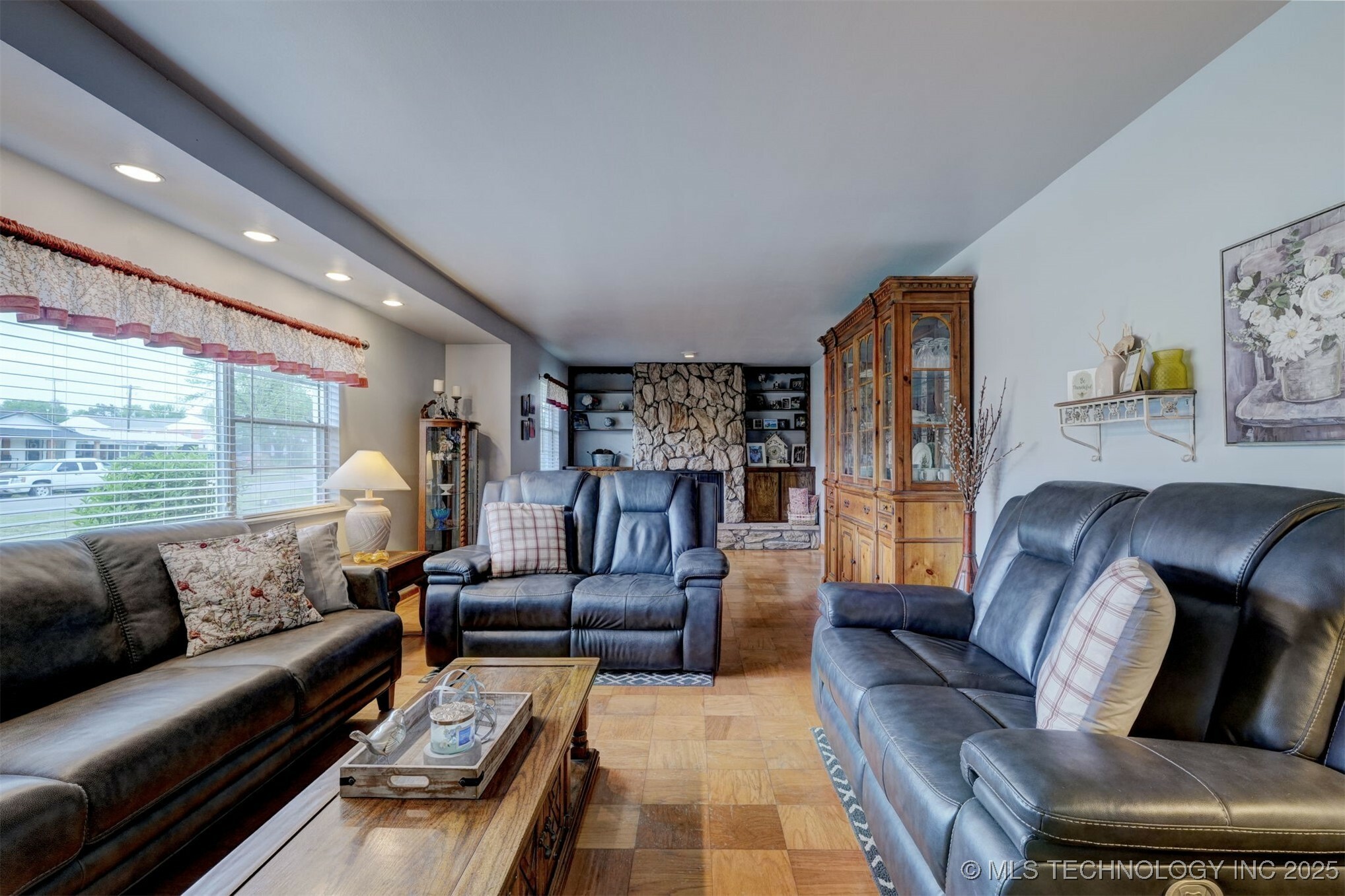 Property Photo: 1321 E Broadway Street OK 74023