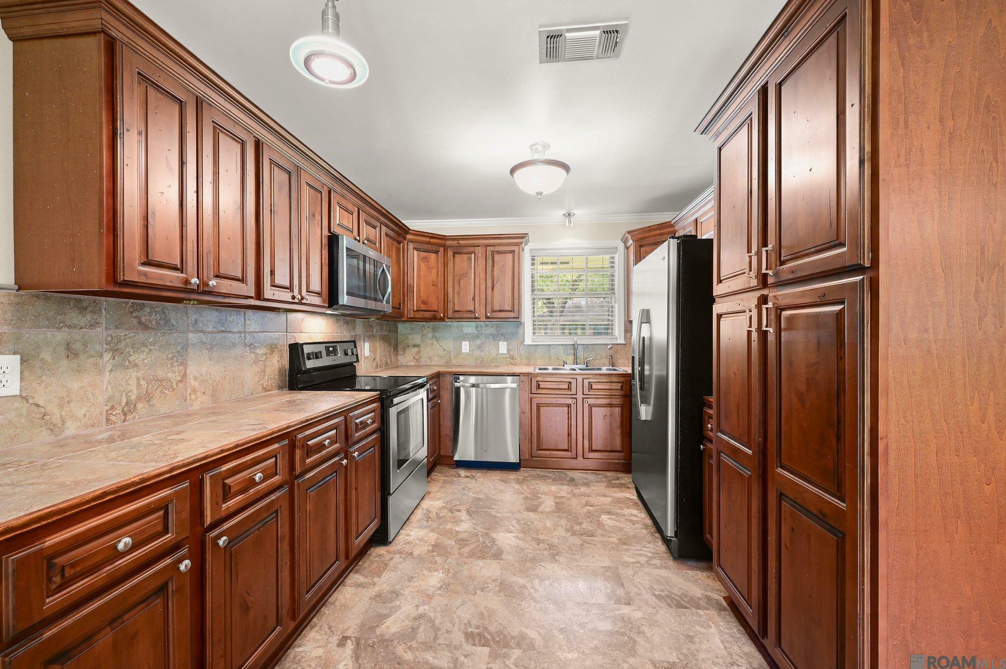 Property Photo: 10816 Fieldcrest Dr LA 70811