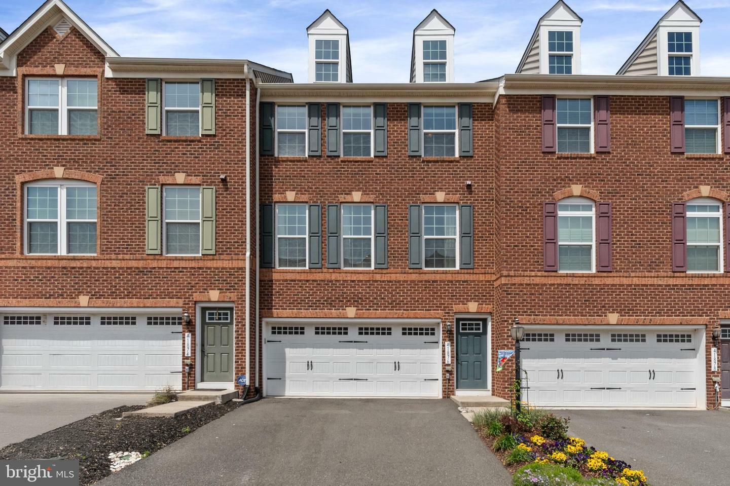 Property Photo: 41876 Sprinter Terrace VA 20105