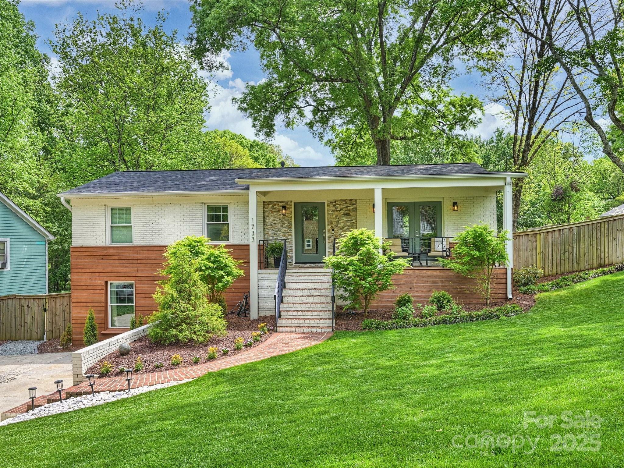 Property Photo: 1733 Piccadilly Drive NC 28211