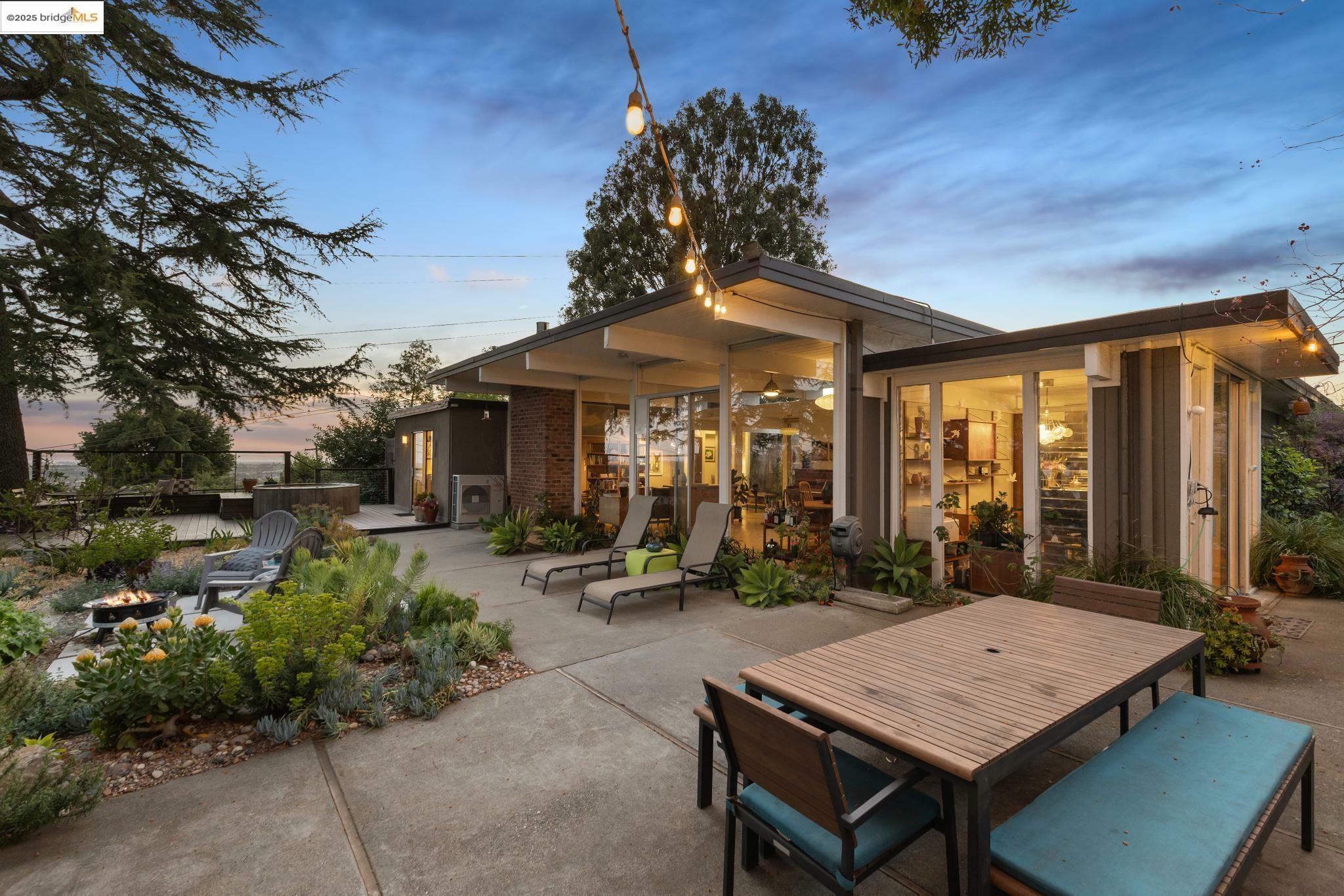 Property Photo: 5345 Crown Ct CA 94552