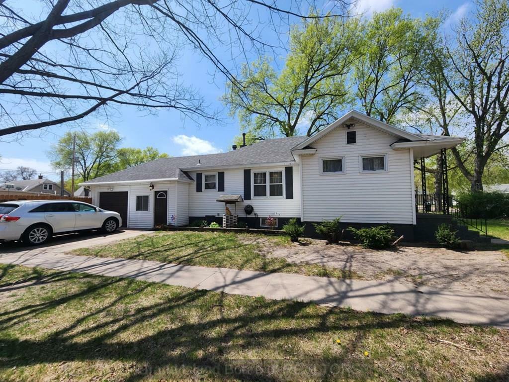 Property Photo: 1003 W 7th St NE 68801