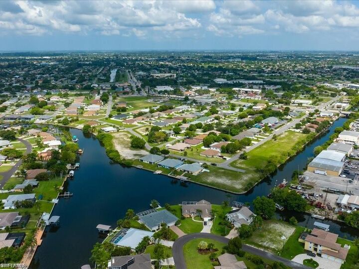 Property Photo:  1001 SE 12th Ln  FL 33990 